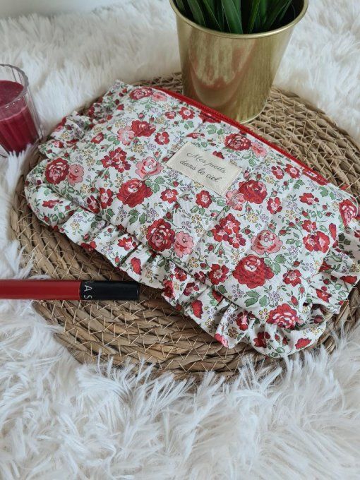 Petite trousse plate volantée et matelassée Liberty Félicité cerise